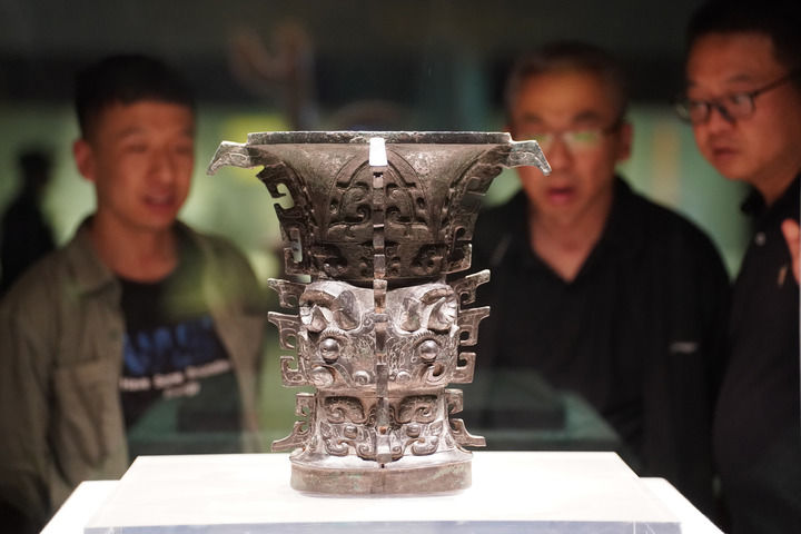 桌子上的花瓶里插着一些人中度可信度描述已自动生成
