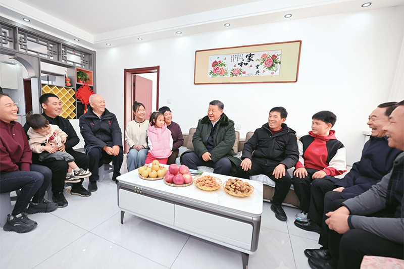 一群人在房间里的沙发和桌子中度可信度描述已自动生成
