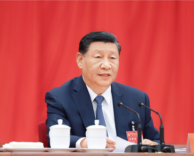 穿西装的男人在桌子前描述已自动生成