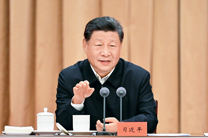 男人坐在桌子前中度可信度描述已自动生成