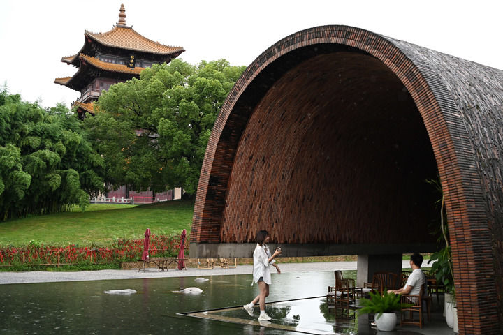 建筑的摆设布局低可信度描述已自动生成