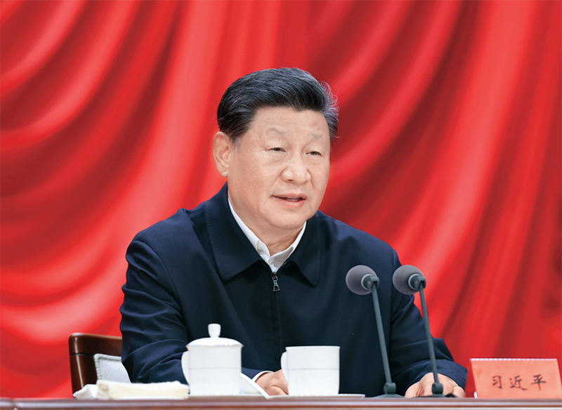桌子前坐着的男人低可信度描述已自动生成