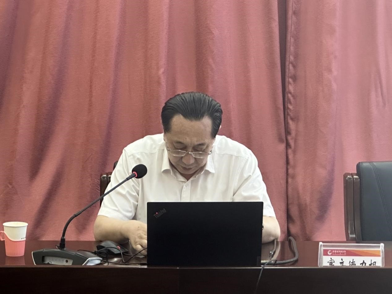 人拿着笔记本电脑的桌子前中度可信度描述已自动生成