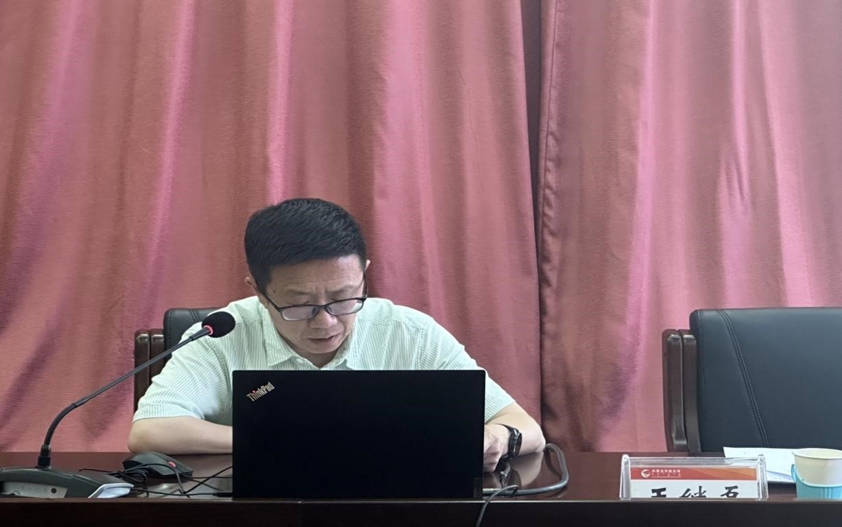 电脑前的人描述已自动生成