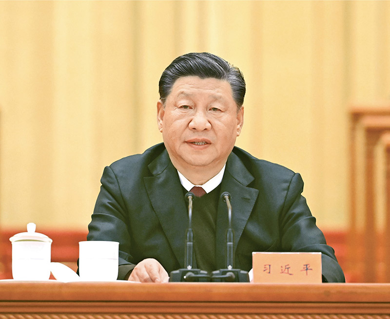 男人坐在桌子前描述已自动生成