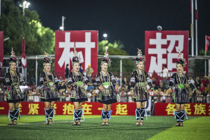 图片包含 草, 户外, 人, 田地描述已自动生成