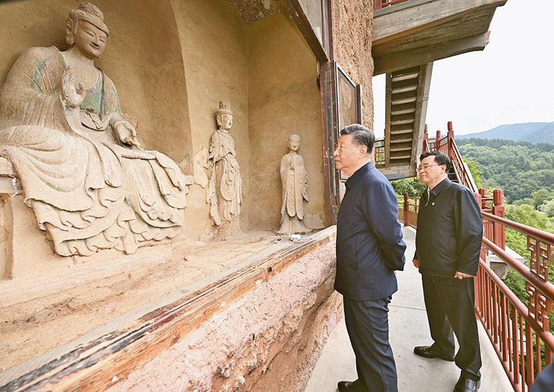 男人和女人站在墙边低可信度描述已自动生成